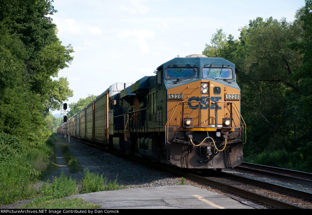 CSX 5228 Leads Q567 at Amsterdam